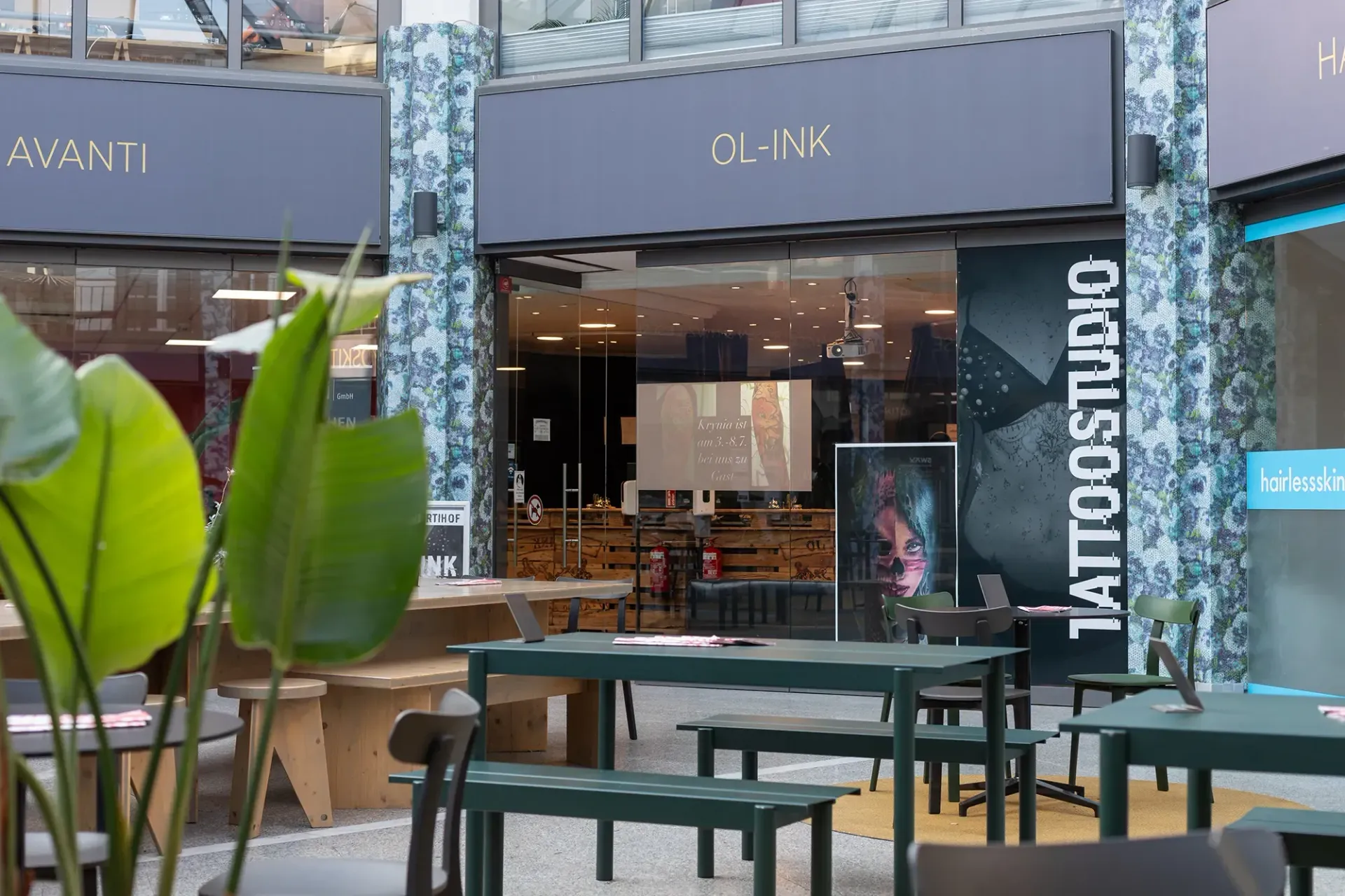 Ein Restaurant mit Tischen und Bänken davor.