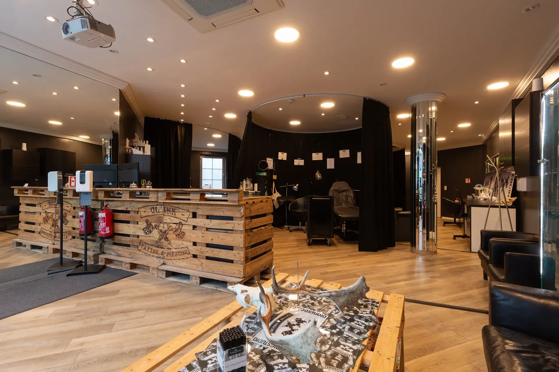 Ein großer Raum mit einem Holztisch in der Mitte.