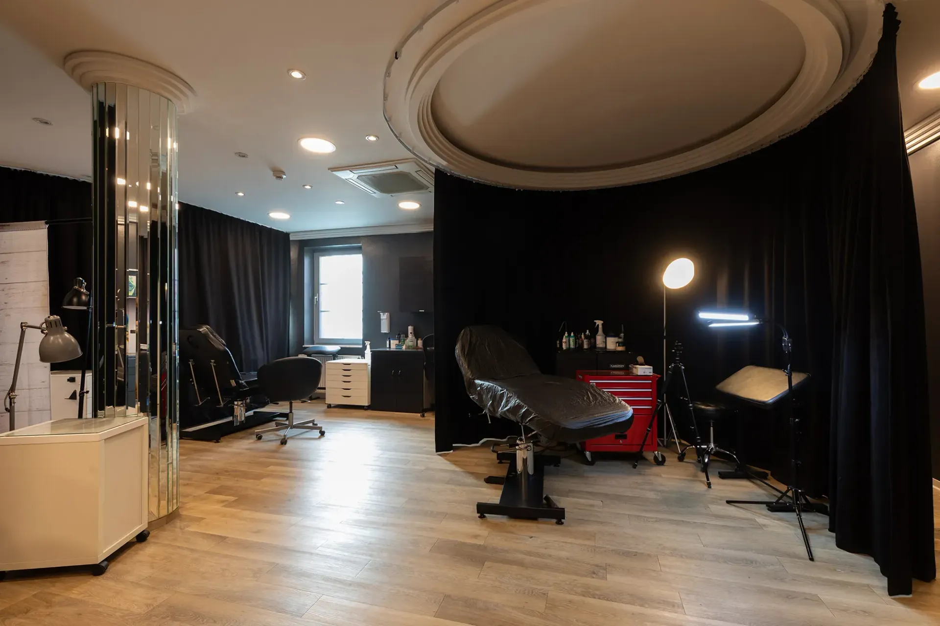 In der Mitte des Raumes steht ein Tätowierstuhl.
