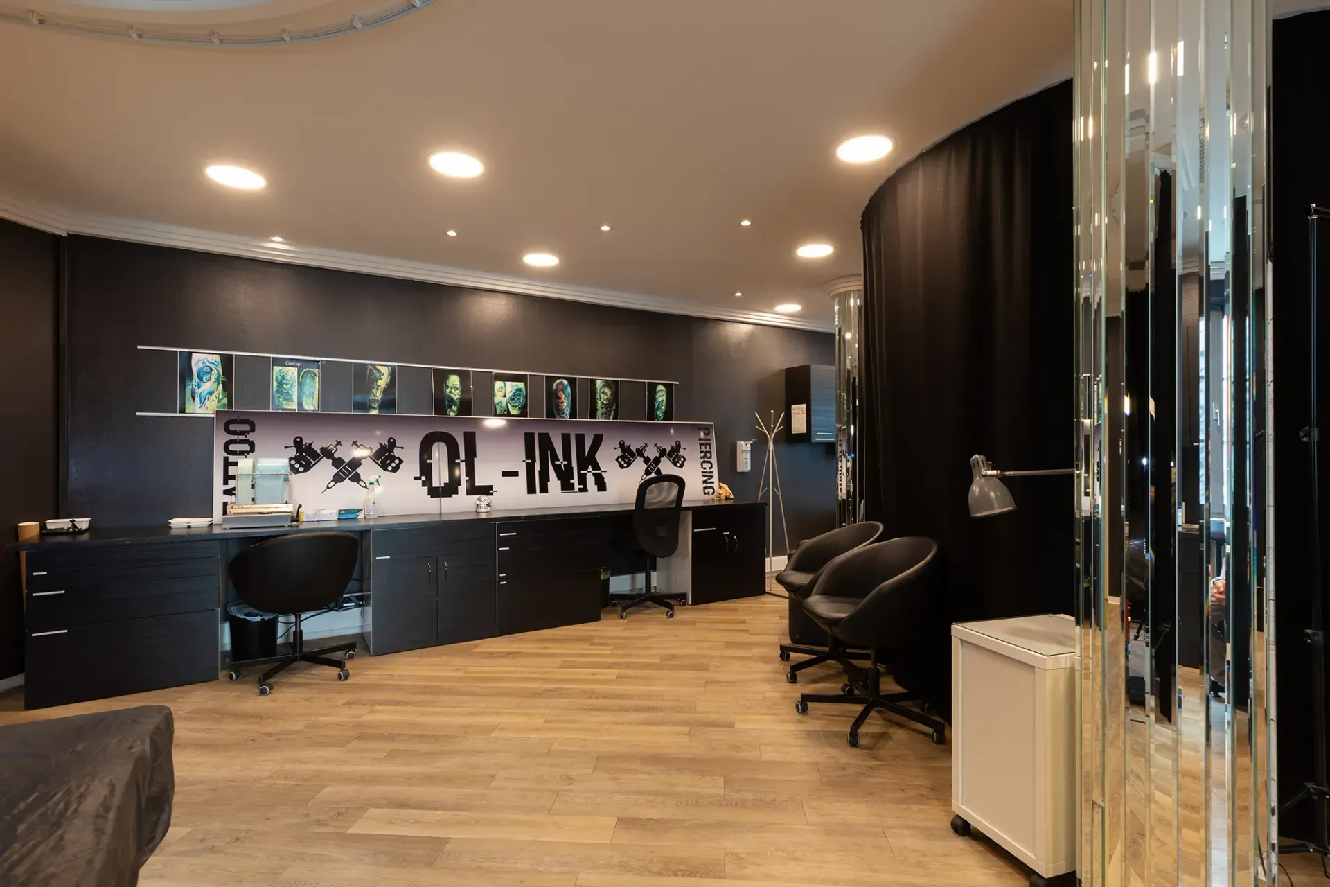 Ein Raum mit einer Wand, auf der „Ol Ink“ steht