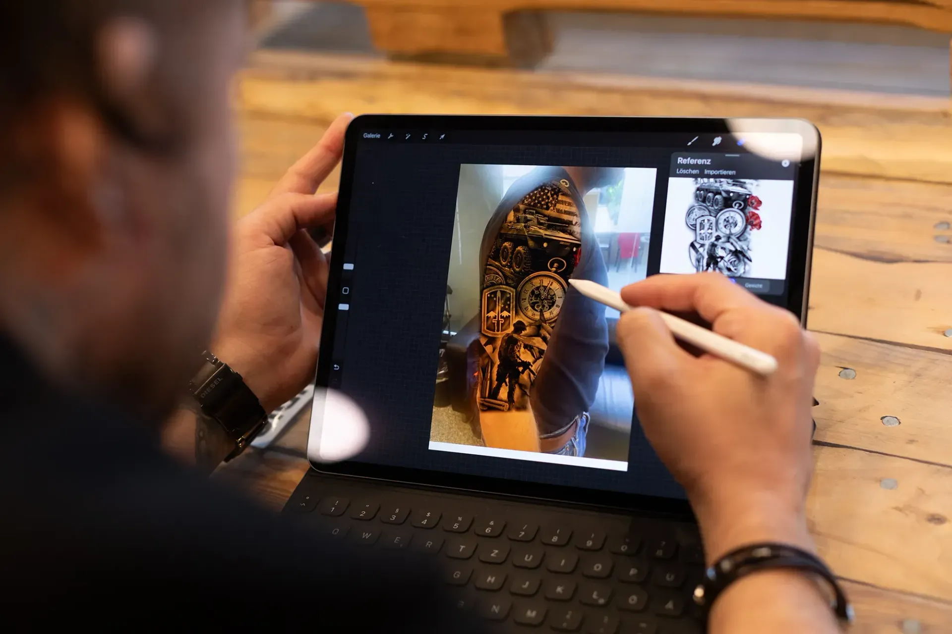 Ein Mann zeichnet mit einem Stift auf einem Tablet.