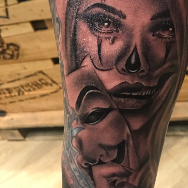 Ein Tattoo einer Frau mit einem Totenkopf im Gesicht