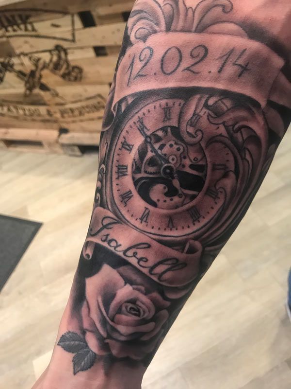 Ein Mann hat eine Tätowierung mit einer Uhr und Rosen auf seinem Unterarm