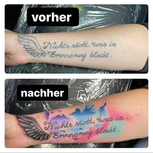 Cover up Tattoo am Unterarm: altes Flügel- und Schriftzug-Motiv verwandelt in ein farbenfrohes Aquarell-Design 
 
