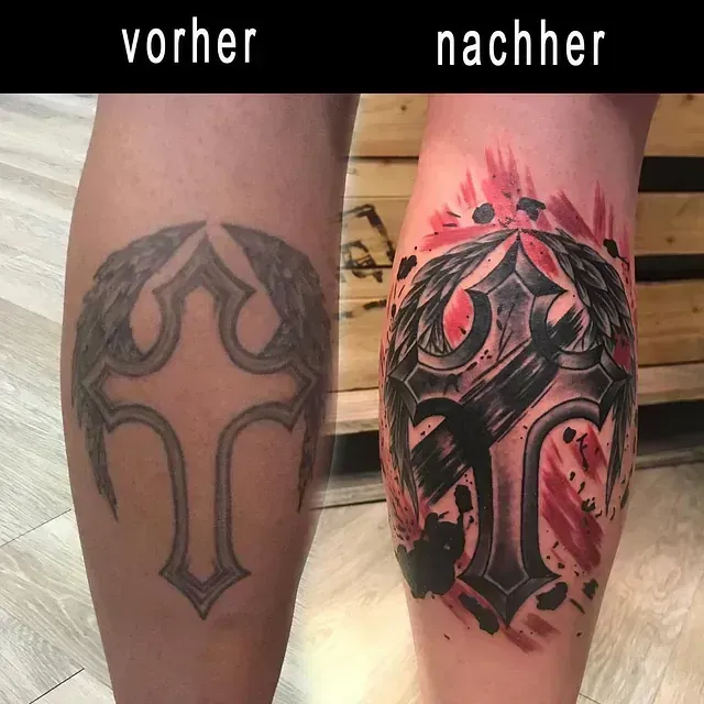 Cover up Tattoo am Bein: schwarzes Kreuz-Motiv umgestaltet zu einem abstrakten Design in Rot und Schwarz
