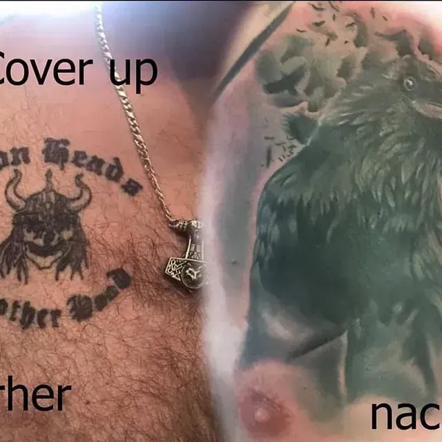 Cover up Tattoo an der Brust: altes Schriftzug-Motiv überdeckt mit einem detailreichen Adler-Motiv 