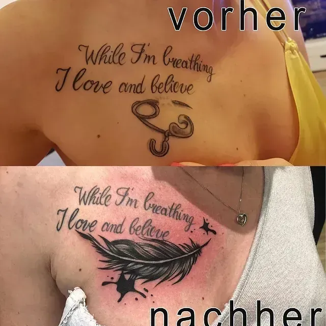 Cover up Tattoo an der Schulter: alter Schriftzug überdeckt mit einem detailreichen Feder-Motiv in Schwarz-Grau 