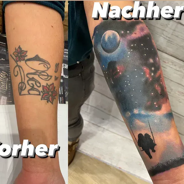 Cover up Tattoo am Arm: altes Schriftzug-Motiv wurde zu einem farbenfrohen Galaxie-Design umgestaltet