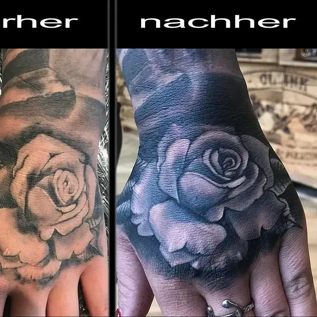 Cover up Tattoo auf der Hand: bestehendes Rosen-Motiv neu interpretiert in kräftigem Schwarz-Grau