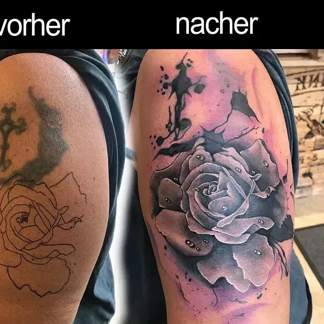 Cover up Tattoo am Oberarm: skizzenhaftes Rosen-Motiv überarbeitet zu einer detailreichen, farbigen Rose