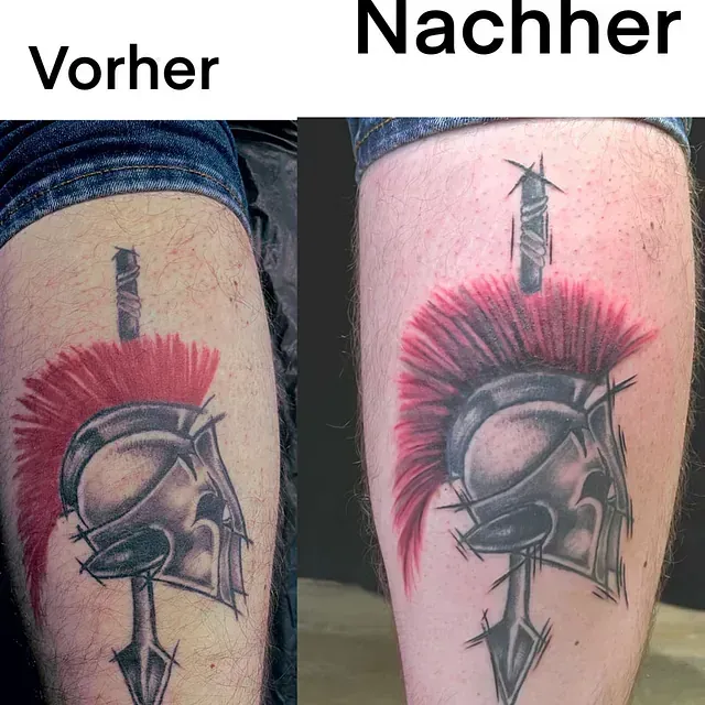Cover up Tattoo am Bein: altes Dolch-Motiv integriert in ein neues Design mit Spartaner-Helm und rotem Helmbusch 