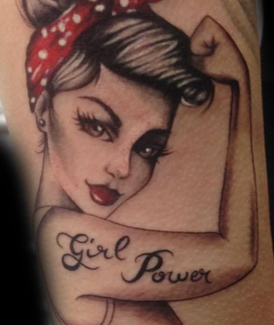 Ein Tattoo einer Frau mit dem Wort Girl Power auf ihrem Arm