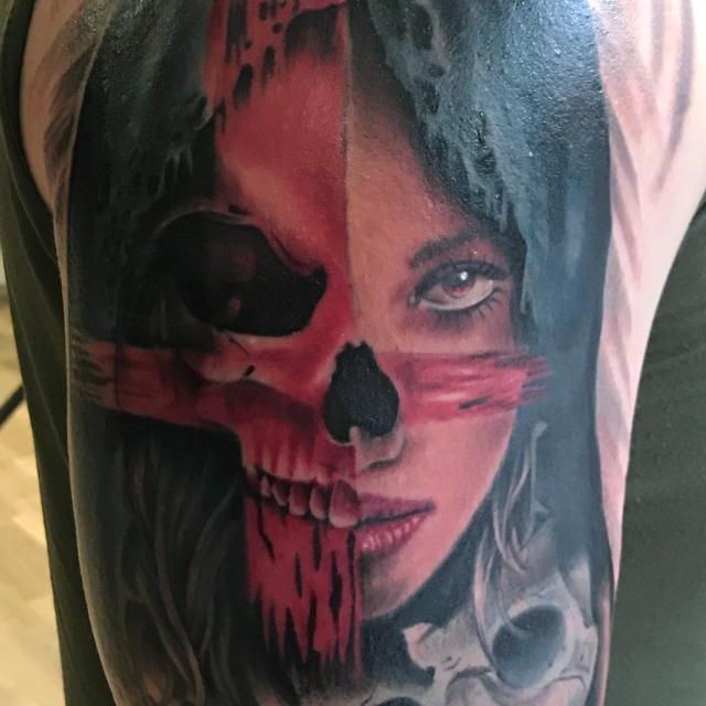 Ein Tattoo einer Frau mit einem Totenkopf im Gesicht