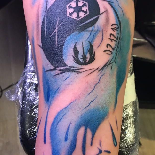 Eine Person hat ein Star Wars Tattoo auf dem Arm
