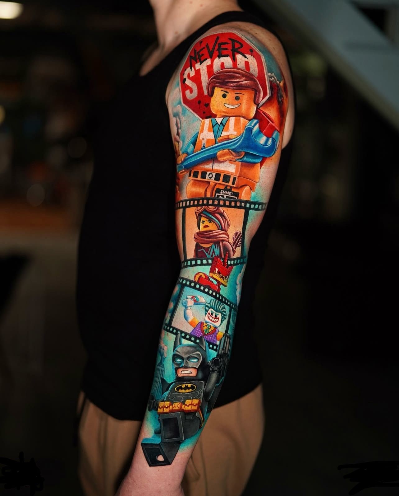 Ein Mann hat ein Lego-Tattoo auf seinem Arm.