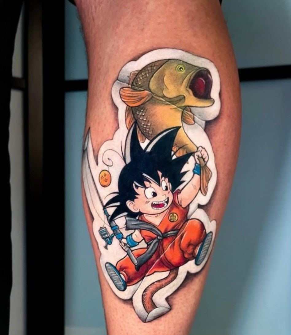 Eine Person hat eine Tätowierung einer Zeichentrickfigur, die einen Fisch hält