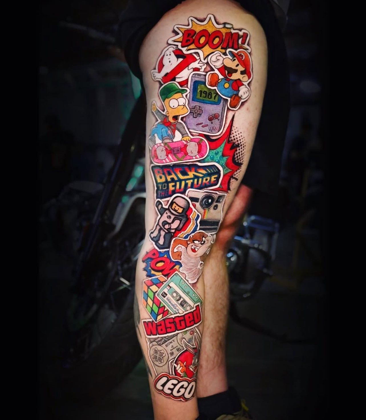 Eine Person hat ein Tattoo auf ihrem Bein mit der Aufschrift „Zurück in die Zukunft“