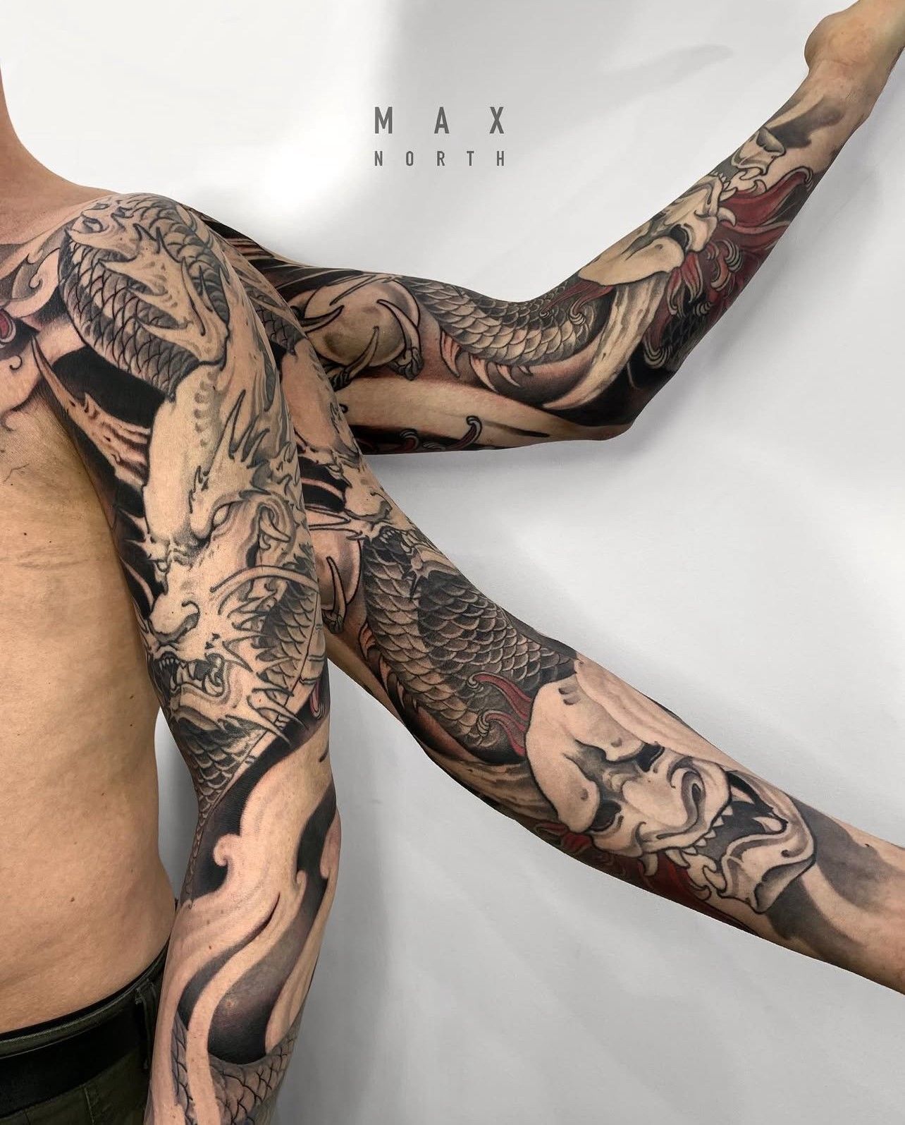 Ein Mann mit einem Tattoo auf dem ganzen Arm