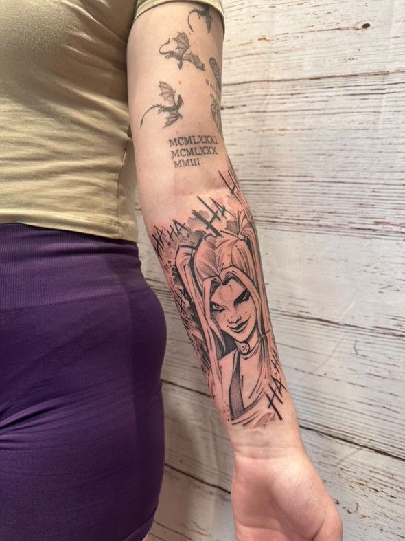 Eine Frau hat ein Harley-Quinn-Tattoo auf ihrem Unterarm.