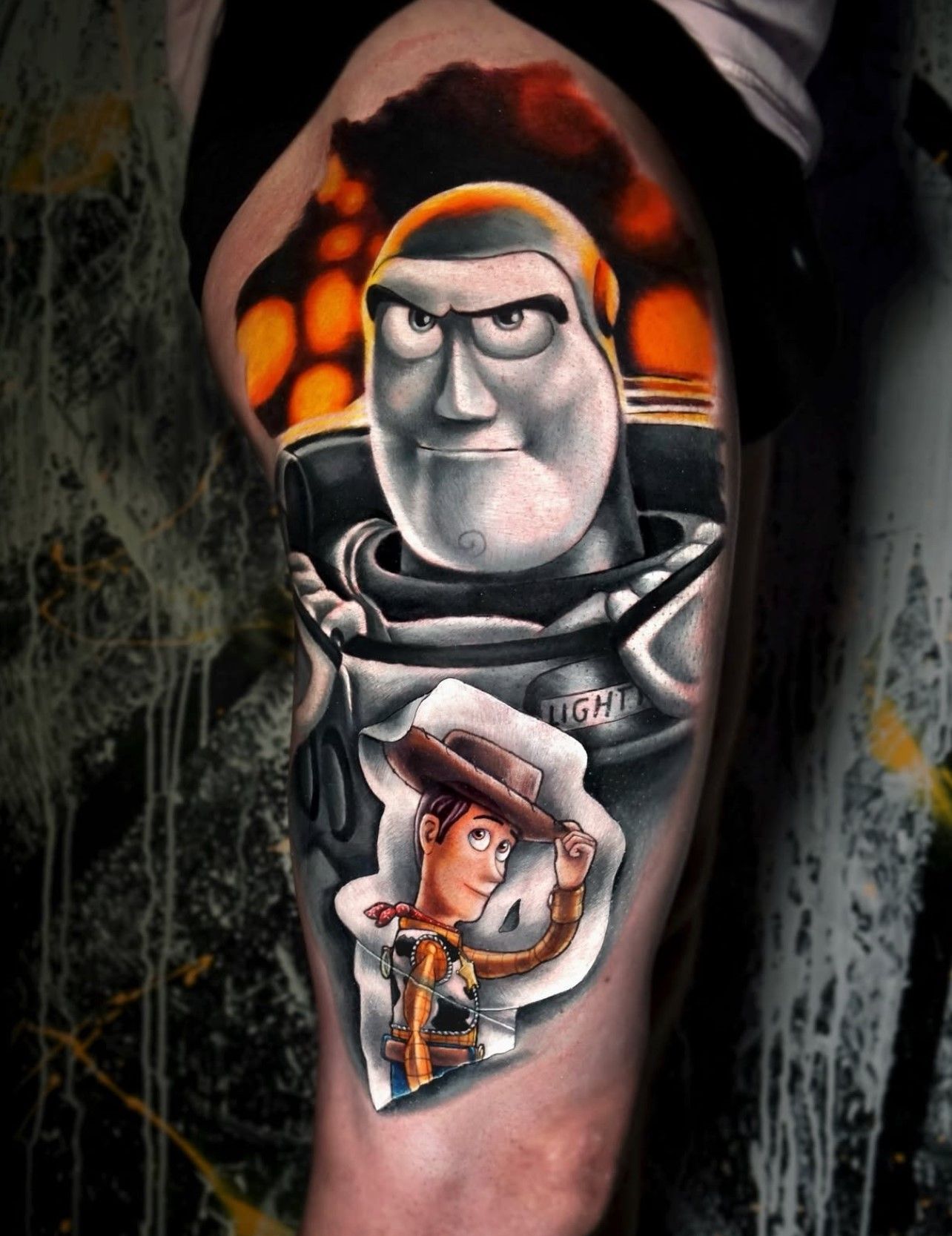 Ein Tattoo von Buzz Lightyear und Woody aus Toy Story auf dem Arm einer Person.