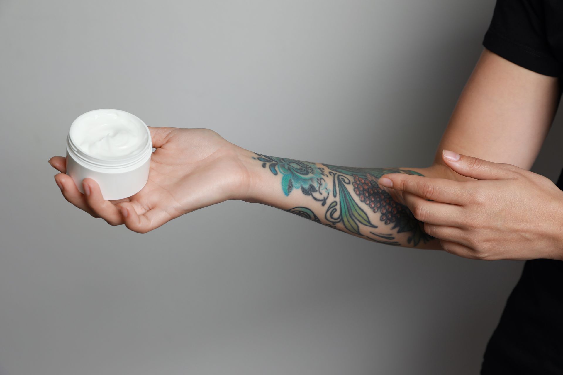 Tattoo am Unterarm wird eingecremt zur Tattoo Pflege nach dem Stechen. Tattoo am Unterarm wird eingecremt zur Tattoo Pflege nach dem Stechen.