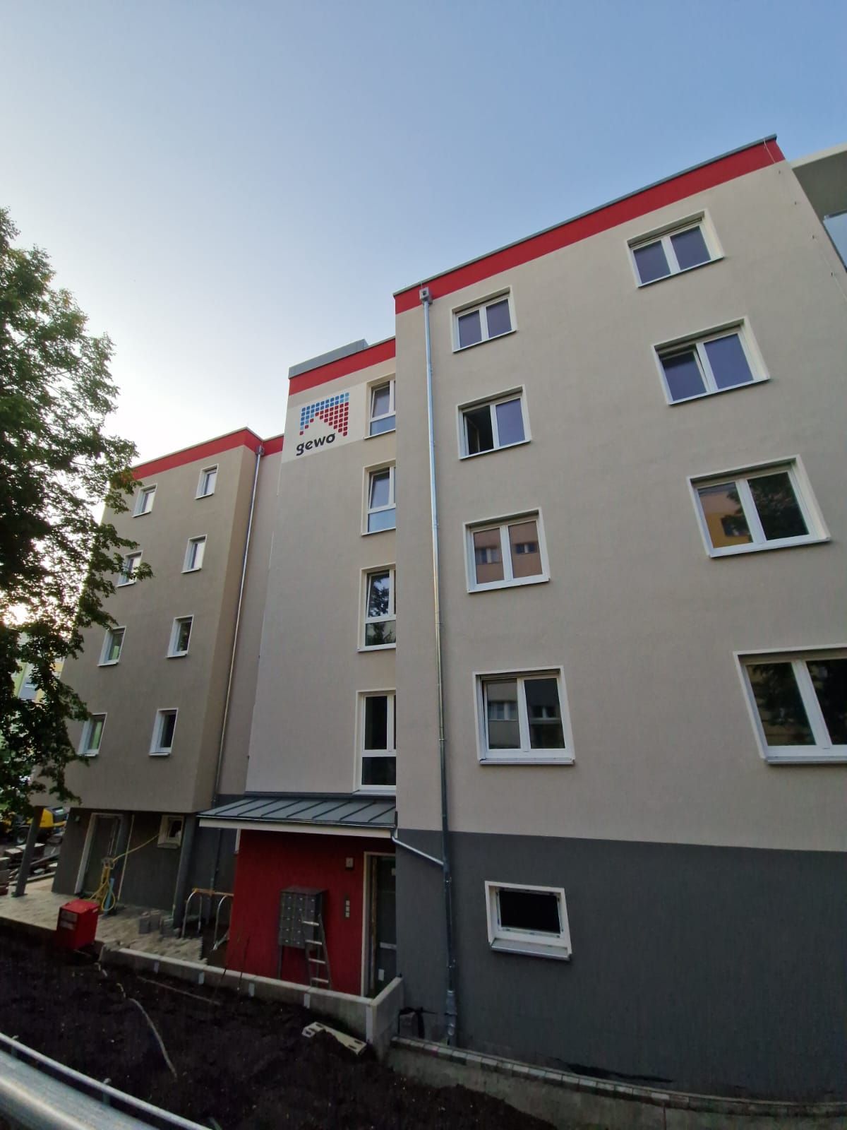 Modernes Wohngebäude in Freital mit roten Dachkanten und renovierter Fassade