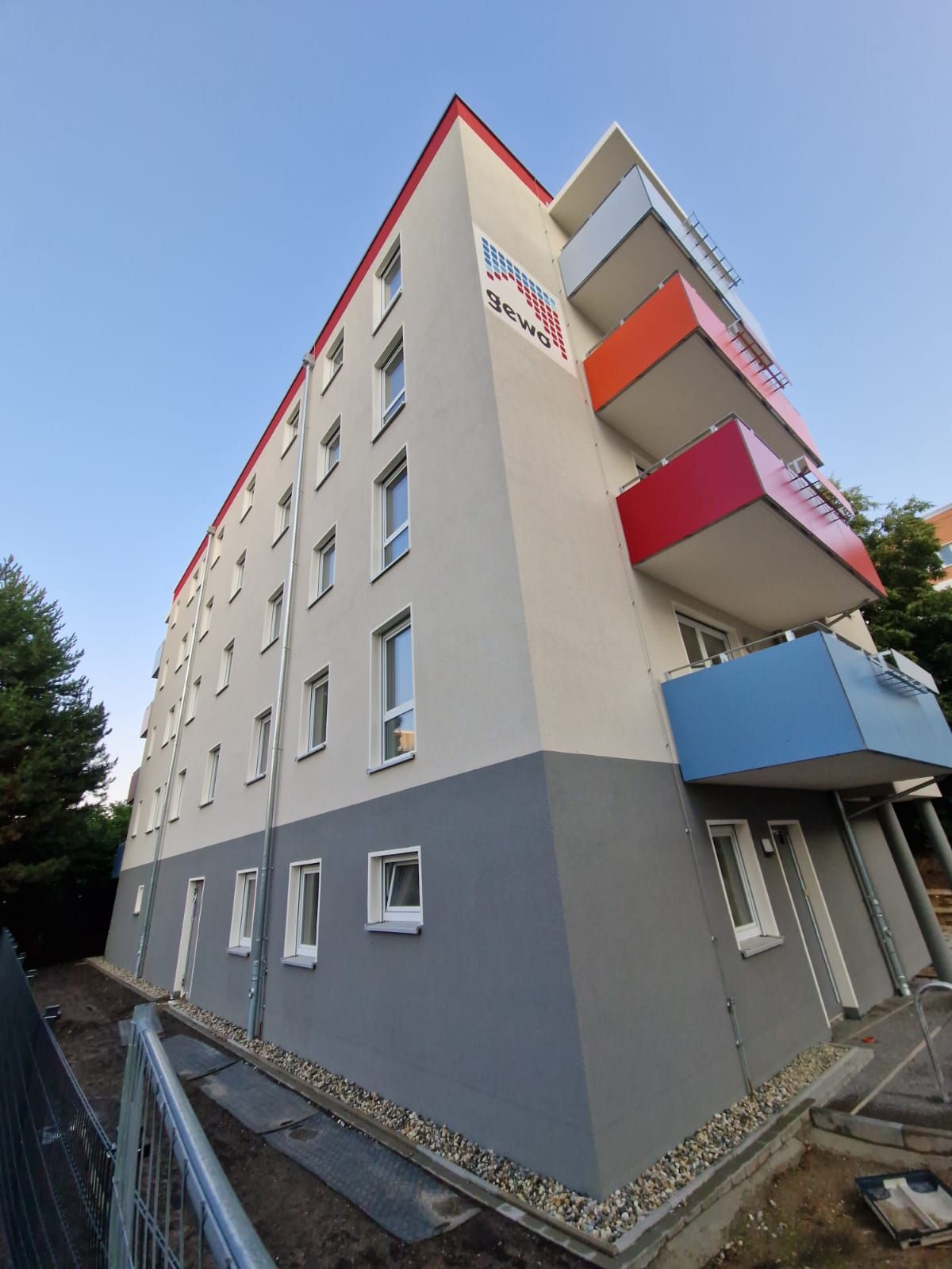 Mehrstöckiges Wohnhaus in Freital mit Balkonen und moderner Sanierung