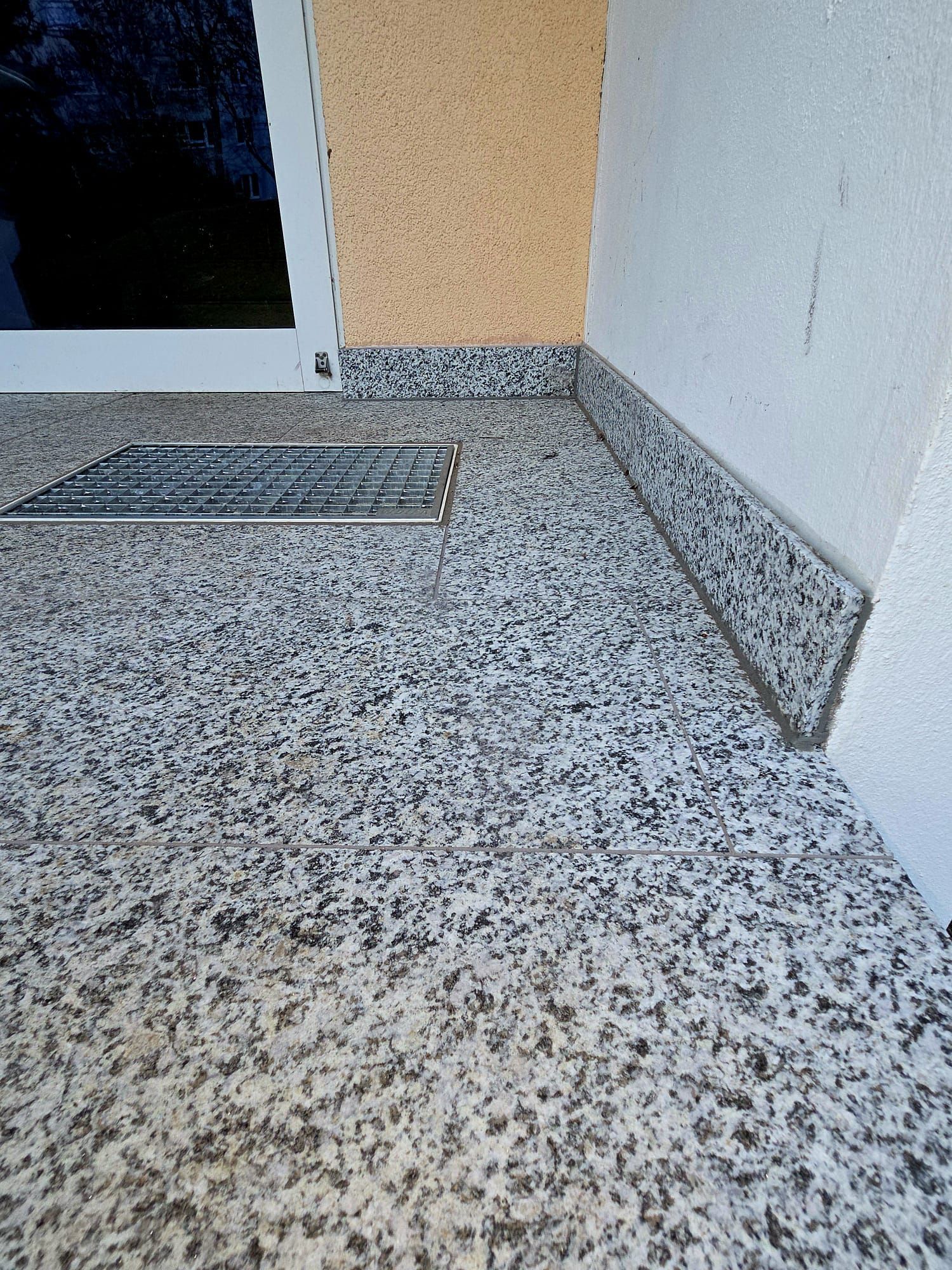 Fassadendetail mit Fenster und Sockelbereich eines Gebäudes