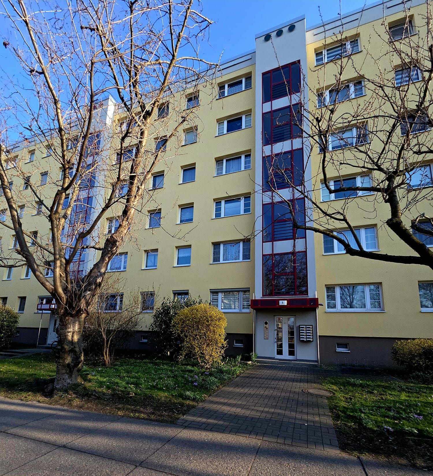 Wohngebäude mit farblich gestalteter Fassade und Balkonen