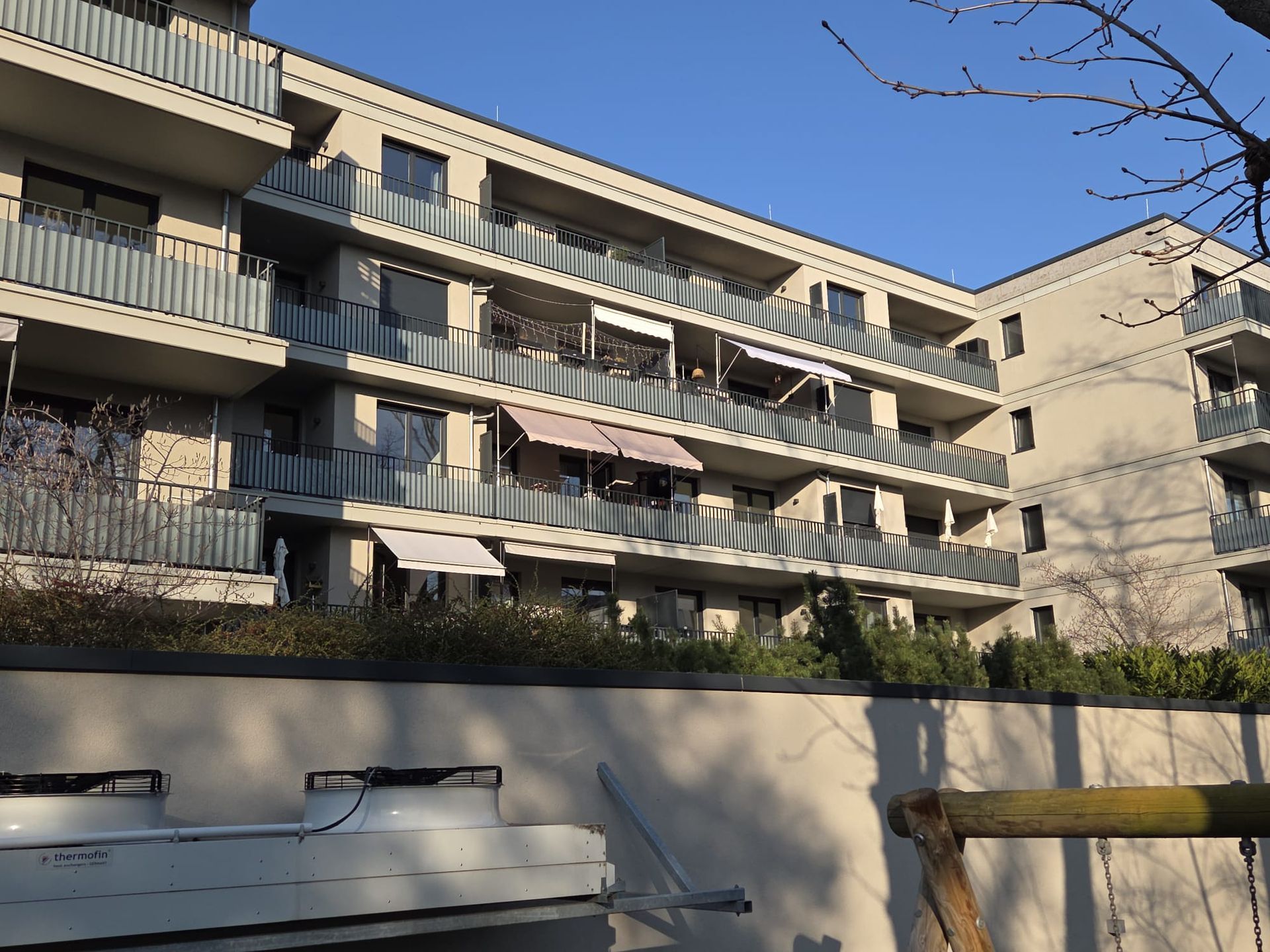 Moderne Wohnanlage mit großzügigen Balkonen und Sonnenschutz