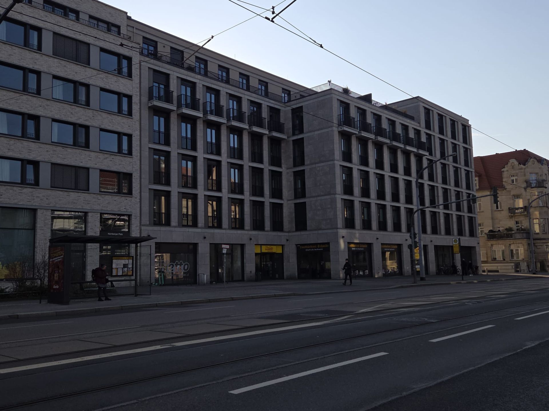Modernes Wohn- und Geschäftshaus mit Natursteinfassade in urbaner Lage