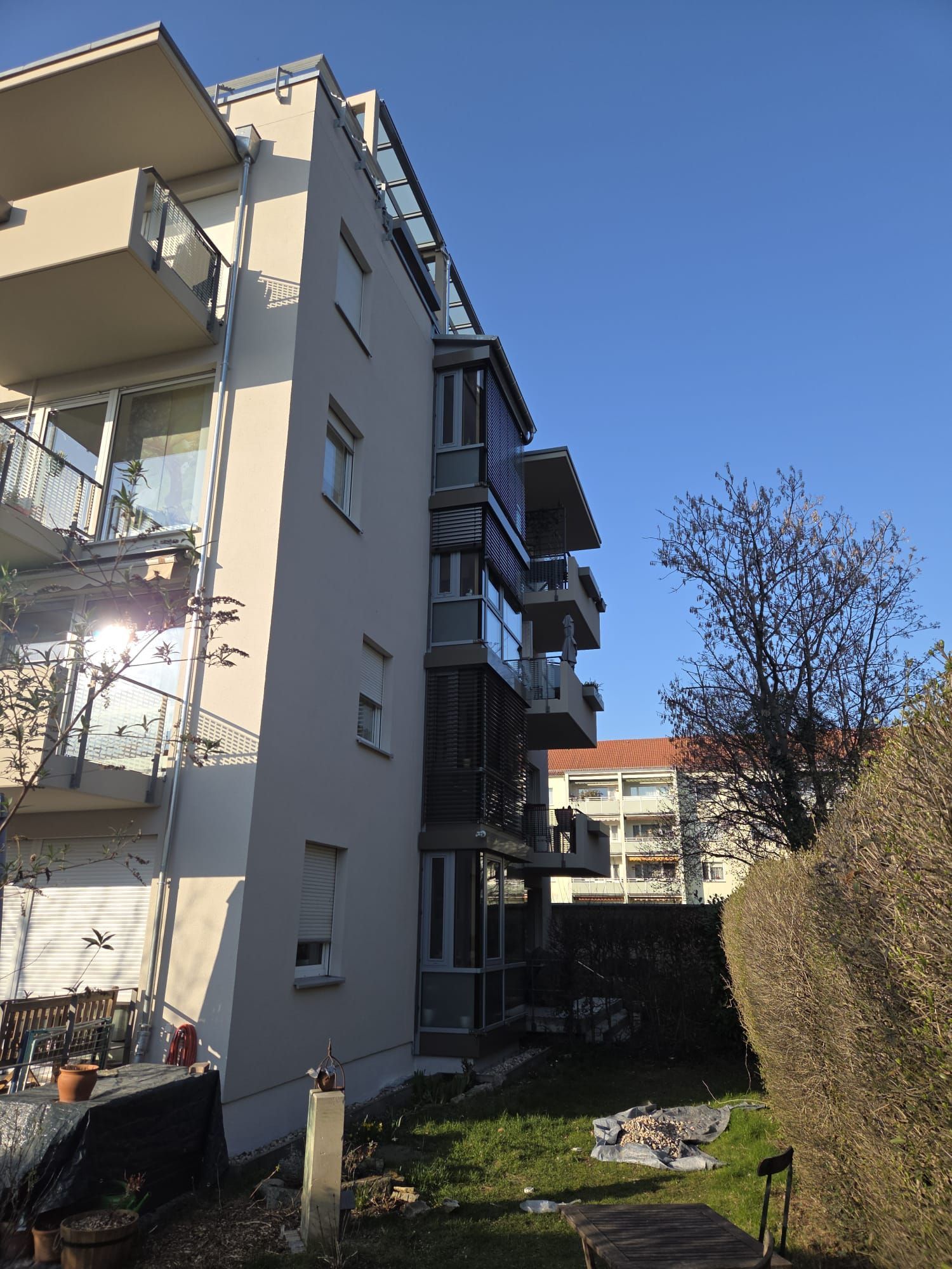 Mehrfamilienhaus mit Glasbalkonen und moderner Architektur