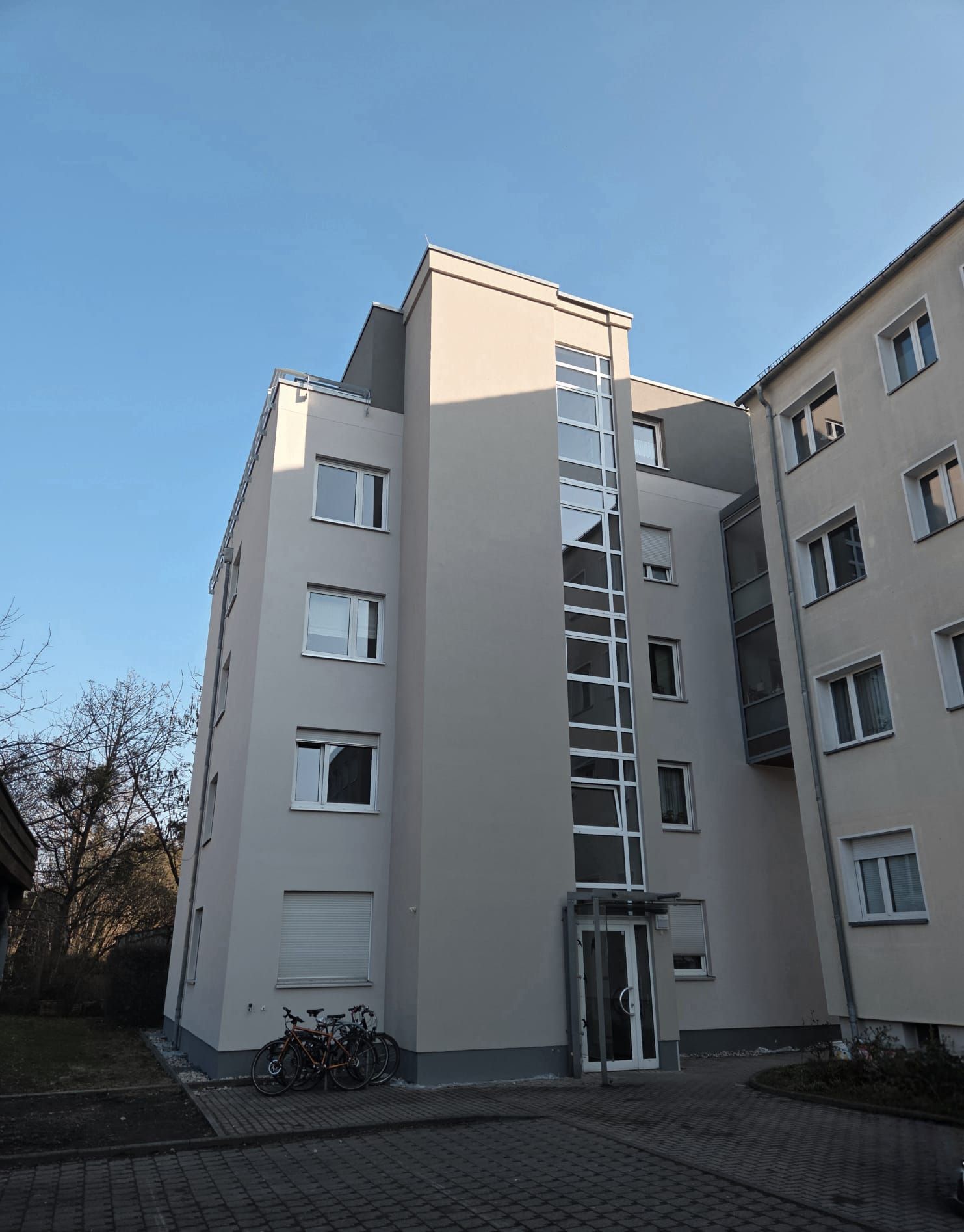 Modernes Wohnhaus mit klarer Architektur und heller Fassadengestaltung