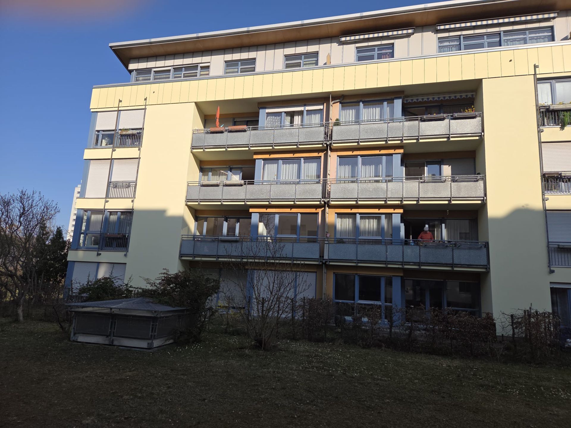 Mehrfamilienhaus mit Balkonen und renovierter Fassade in ruhiger Lage