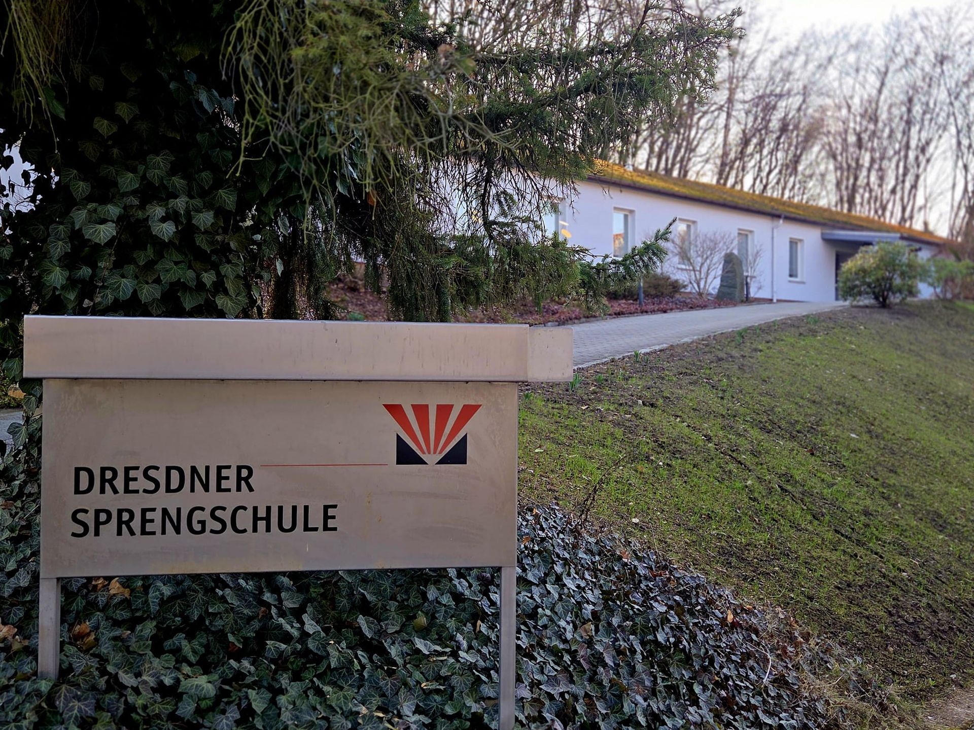 Eingang zur Dresdner Sprengschule mit Gebäude im Hintergrund