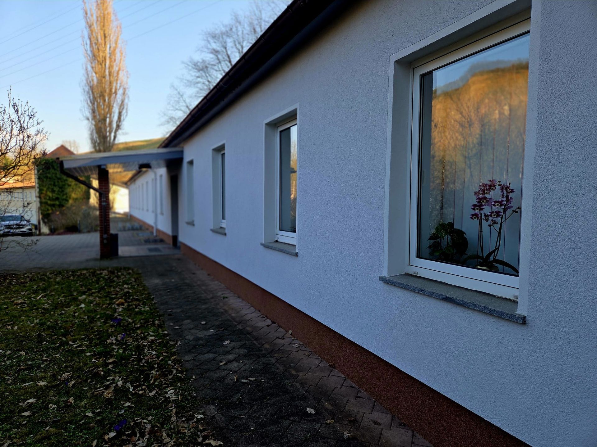 Detailansicht eines Gebäudes mit heller Fassade und Fenstern im Tageslicht