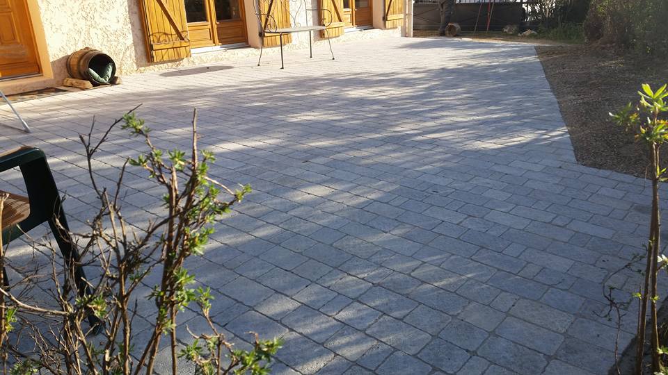 Cour d'une maison en dallage