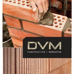 Mur de maçonnerie avec outils de maçonnerie et logo de DYMM Construction & Rénovation