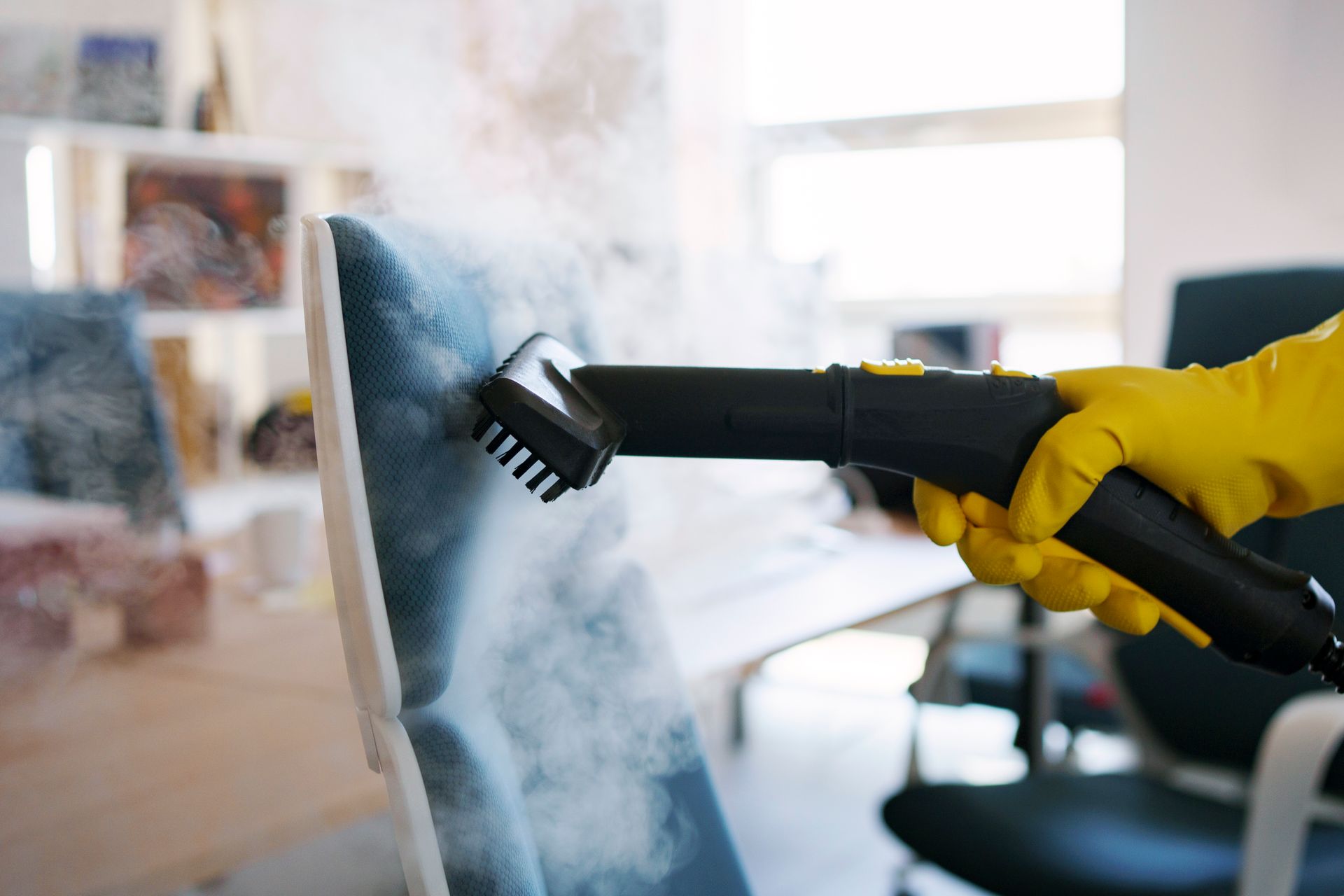 Mains gantées désinfectant un clavier