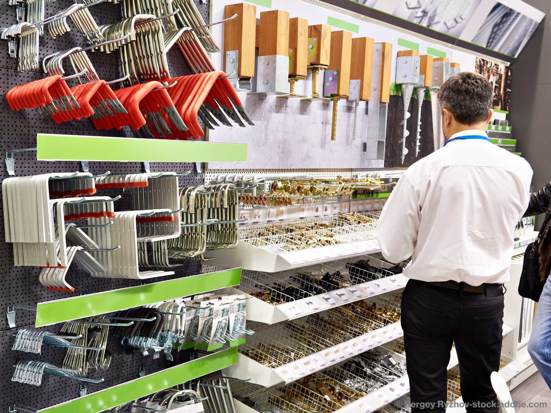 Eine Person steht vor einer Produktauswahl in einem Geschäft