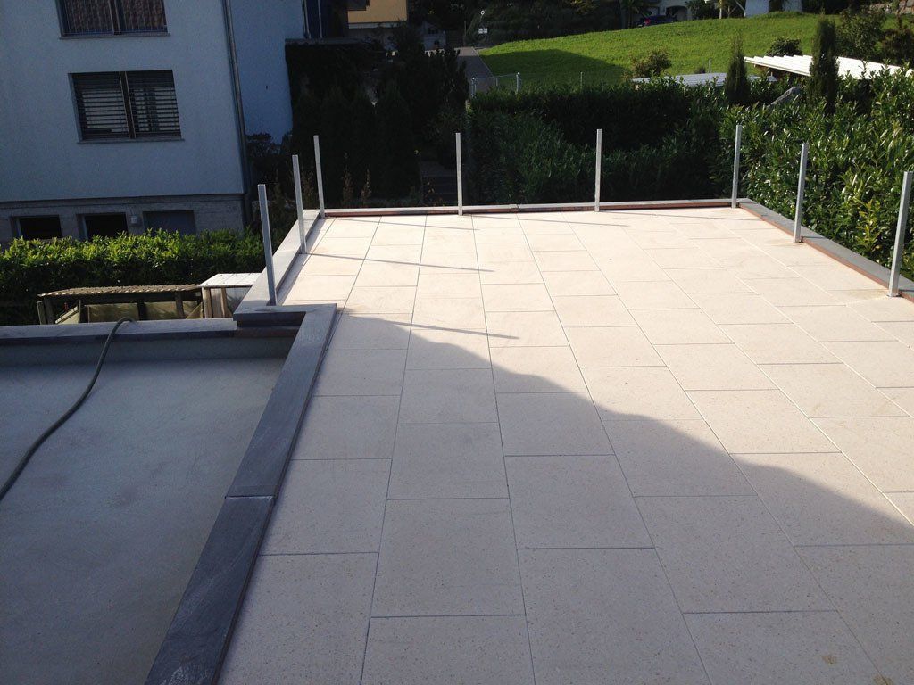 Sitzplatz mit Gartenplatten - GLB Bau Gams