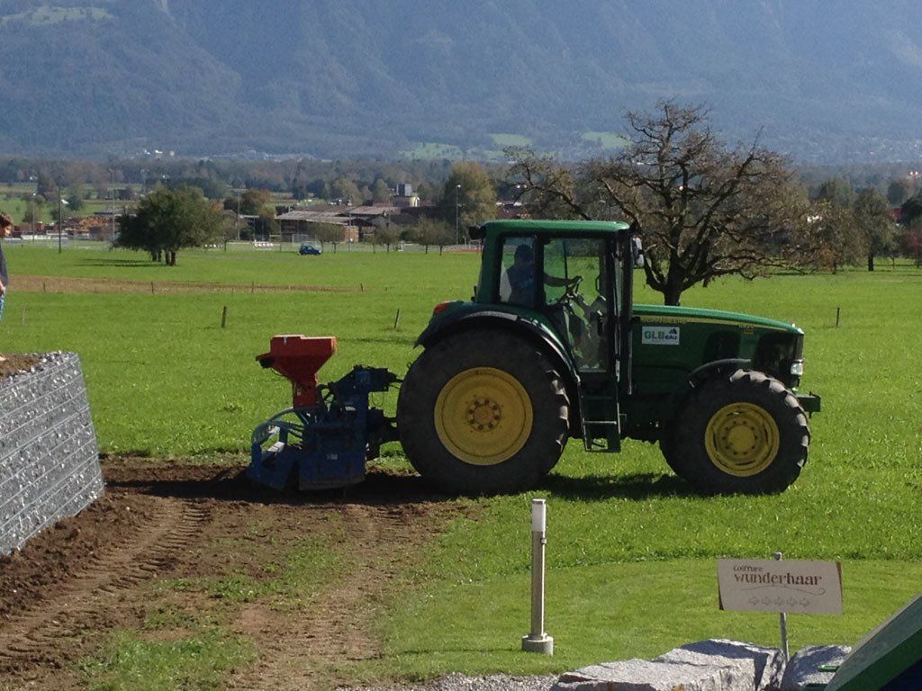 Traktor mit Sähmaschine - GLB Bau Gams