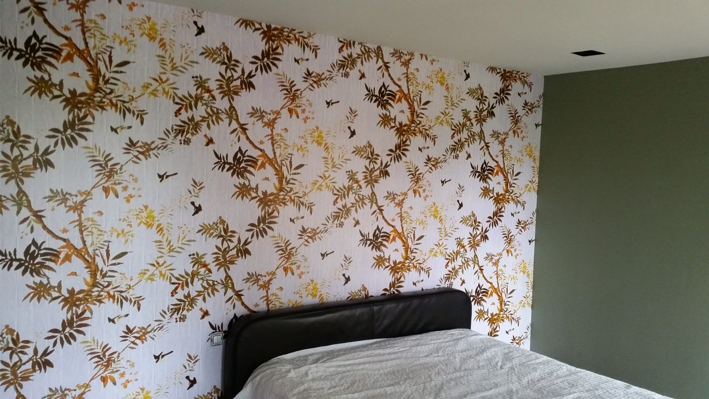 Pose de papier peint sur un seul mur dans une chambre