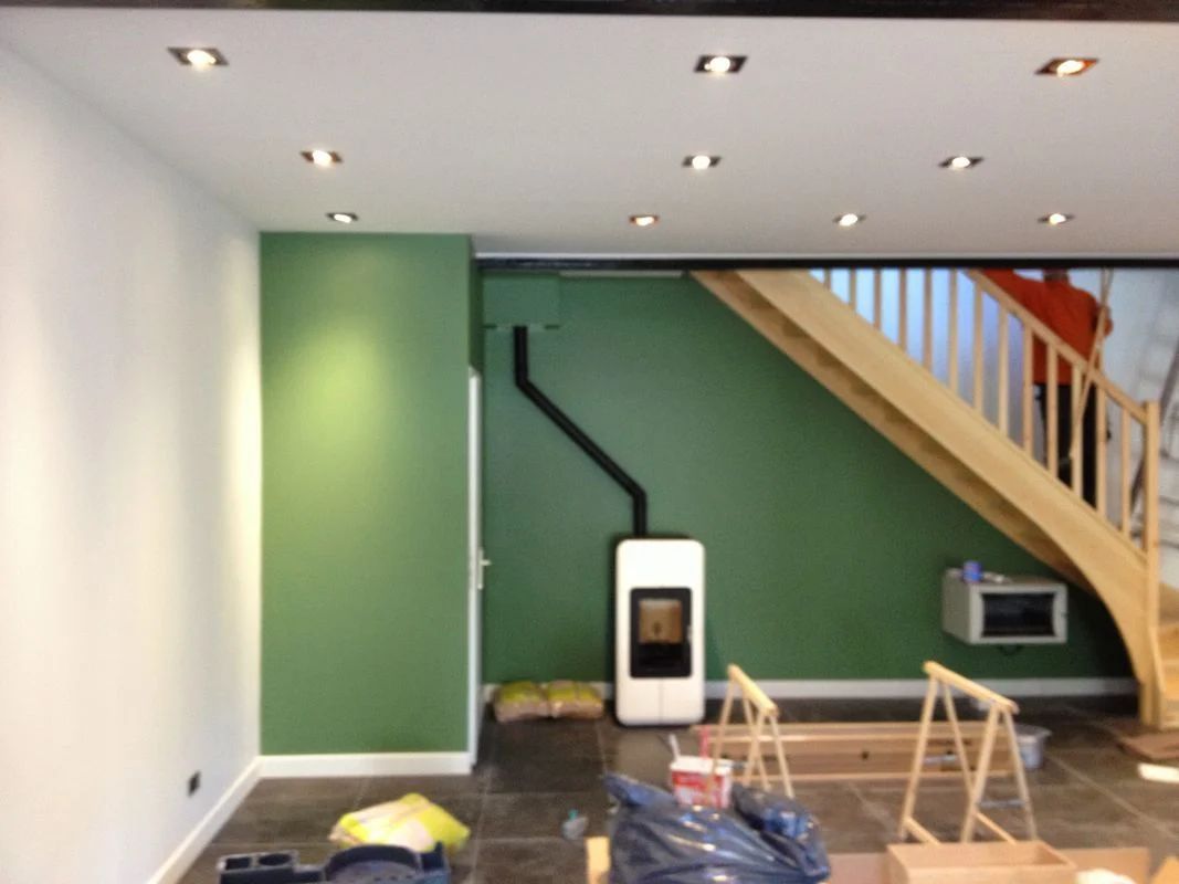 Peinture d'un mur avec poêle et escalier