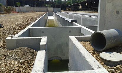 Réservoirs de traitement des eaux usées en béton en construction à l'extérieur.