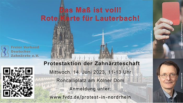 Ein Mann hält eine rote Karte vor einem großen Gebäude