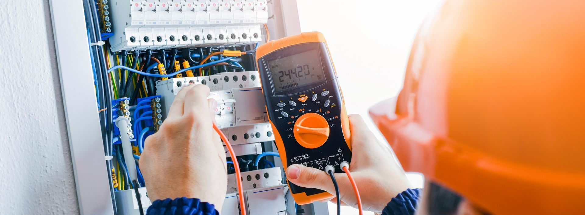 Électricien en plein ouvrage