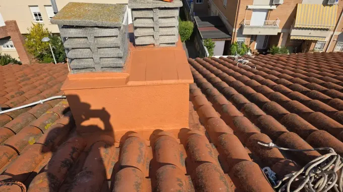 Icono de marcador de posición gris claro con un sol y montañas sobre fondo blanco