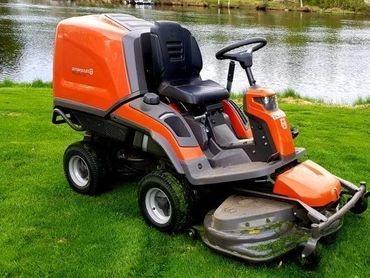 Ruohon leikkuu ruohonleikkurilla