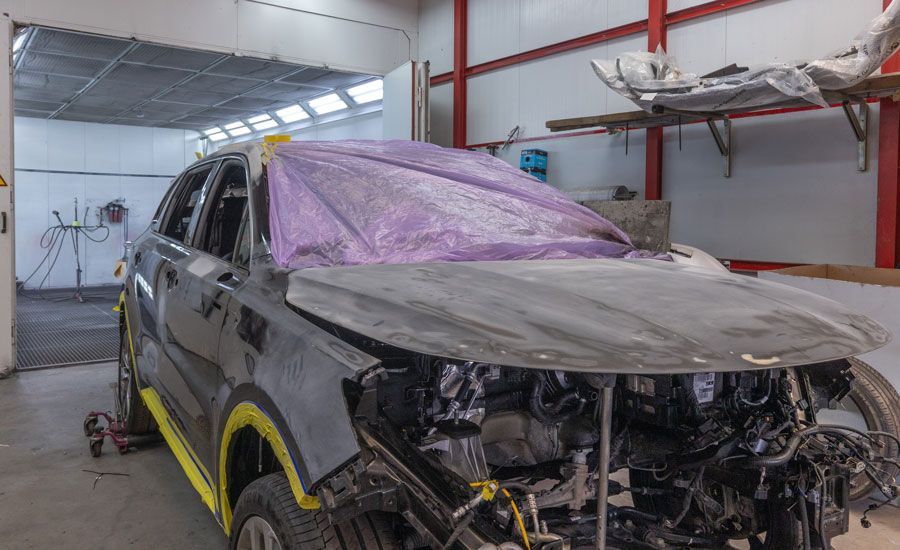 In einer Garage wird ein Auto lackiert.